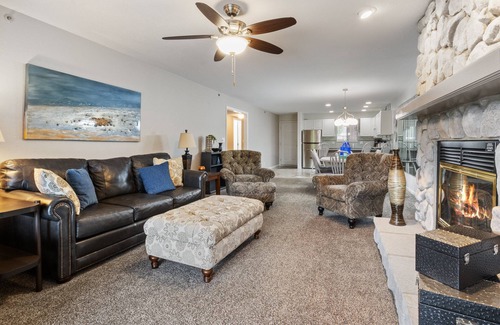 Osage Beach Condo | LazyDays Pet-Friendly Condo w/Pool & Slip at 3M