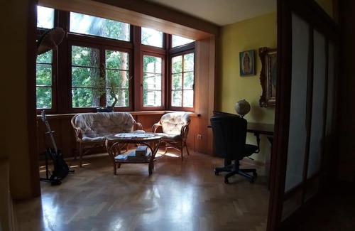 Milanowek Apartment | Leśny kasztel pod sosnami. Pokój w koronach drzew.