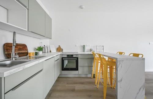 Evreux Apartment | Le Év'Rêve - 6 pers - Parking - 2 bdr