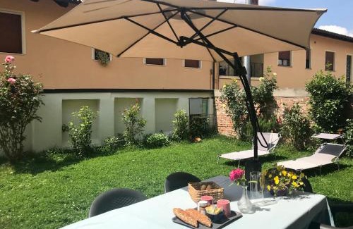 Castagnito House | Le Aromatiche, appartamento in cascina con giardino