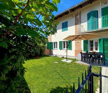 Castagnito House | Le Aromatiche, appartamento in cascina con giardino