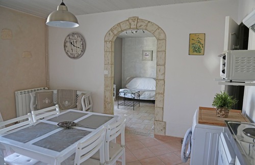 Noves Apartment | Le Beaulieu L 'OLIVIER Studio in villa with swimming pool