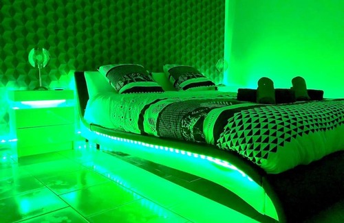 Sens Apartment | Le Black and Wood, proche centre, parking gratuit.