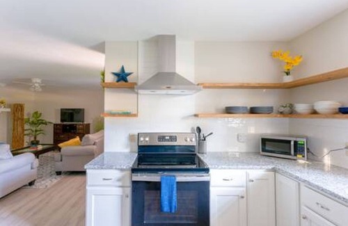 Garner House | Le Bleu Haven - Modernized Bungalow Charmer