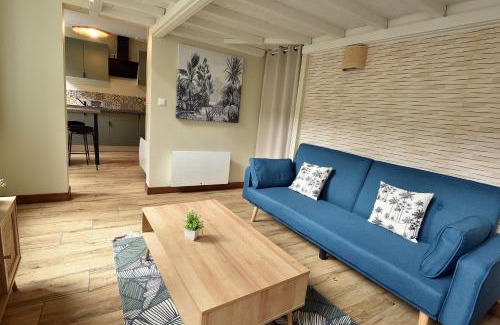 Saint-Omer Apartment | Le Bleu OMER - Jacuzzi & Netflix - Terrasse privée I Coeur de ville & Transports - Idéal FAMILLE - OFFRE SPÉCIALE