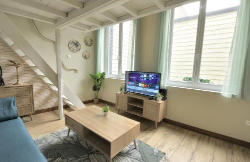 Saint-Omer Apartment | Le Bleu OMER - Jacuzzi & Netflix - Terrasse privée I Coeur de ville & Transports - Idéal FAMILLE - OFFRE SPÉCIALE