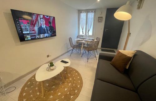 Centre Ville Apartment | Le Boinot - Patio privé, wifi haut débit, Netflix, stationnement gratuit