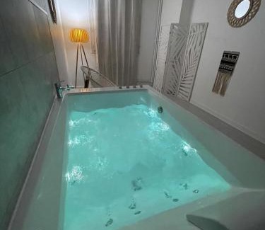 Saint-Etienne Apartment | Le Châteaucreux - Cosy & SPA