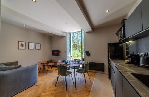 Les Serres - Vivier Apartment | Le Charmant d'Ecully Logement Unique Avec Jardin à 10 minutes de Lyon