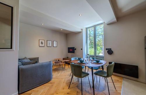 Les Serres - Vivier Apartment | Le Charmant d'Ecully Logement Unique Avec Jardin à 10 minutes de Lyon