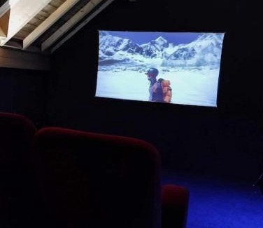 Lathuile Apartment | LE COCON l'unique expérience Cinéma room de la Grange Savoyarde 1km du Lac d'Annecy