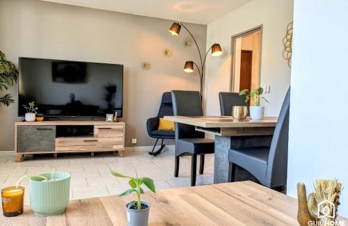 Fleury-les-Aubrais Apartment | Le Cocon - Lumineux - Grande TV - Parking gratuit