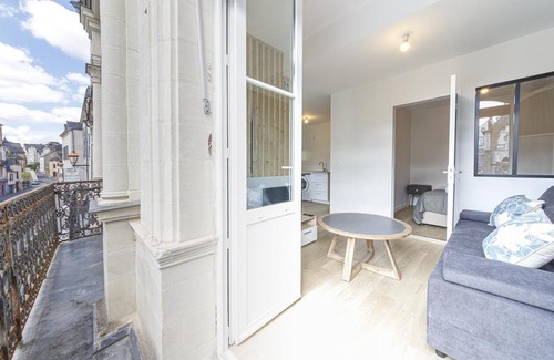 Laval Apartment | Le Ficus - Appartement refait à neuf, Laval centre