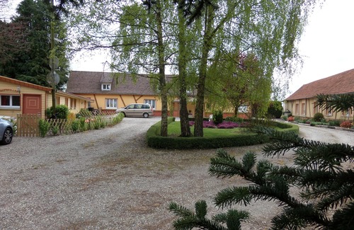 Avesnes-en-Val Cottage | Le gîte des rouges-Gorges, a unique place with its mini-farm and play area