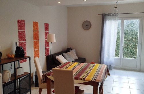 Saint-Loubes Cottage | Le Gite " Préfévrier" located between Bordeaux and St Emilion in a bourgeois house