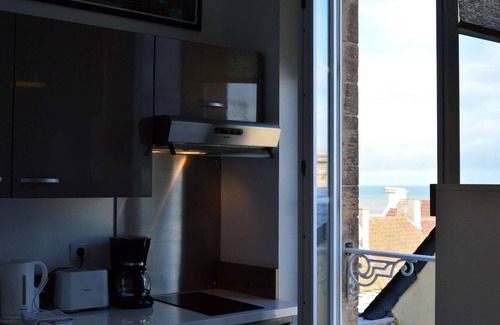 Arromanches-les-Bains Apartment | Le Joffre - Studio sur la Digue en Centre Ville