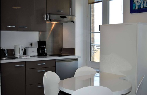 Arromanches-les-Bains Apartment | Le Joffre - Studio sur la Digue en Centre Ville