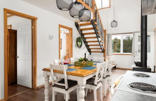 Saint-Calixte Ski Chalet | Le Lac Apaisant - Rustic Haven by the Water