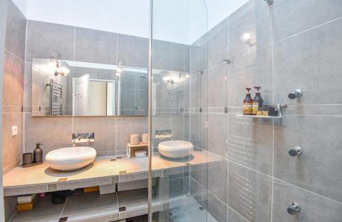 1st Arrondissement Apartment | Le Mages - Appart 2 ch avec terrasse et parking