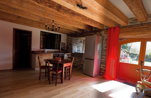 Oradour Apartment | Le manoir de la Chaumette Independent apartment with games room and swimming pool