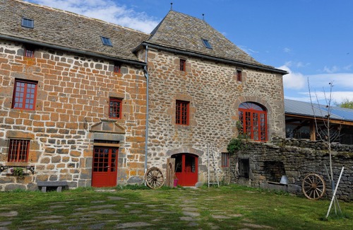 Oradour Apartment | Le manoir de la Chaumette Independent apartment with games room and swimming pool