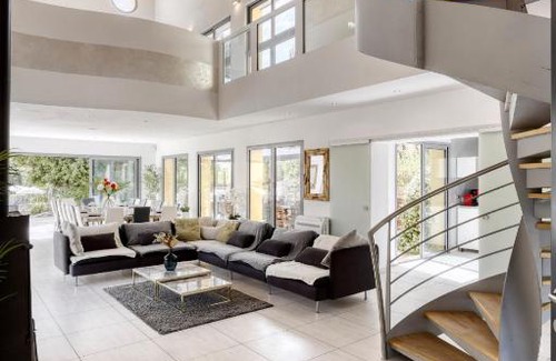 Neoules Villa | Le Mas de L'esteloun - Piscine & Spa - sleeps 20 people