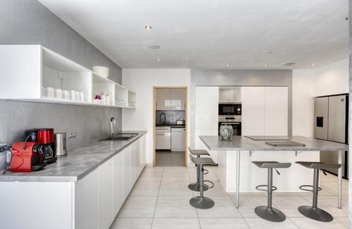 Neoules Villa | Le Mas de L'esteloun - Piscine & Spa - sleeps 20 people