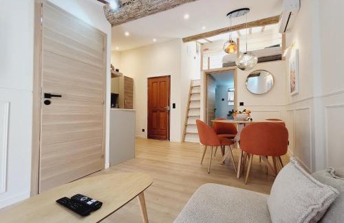 Antibes Old Town Apartment | Le Nid de Revennes - séjour cosy dans la vieille ville d'Antibes