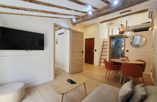 Antibes Old Town Apartment | Le Nid de Revennes - séjour cosy dans la vieille ville d'Antibes