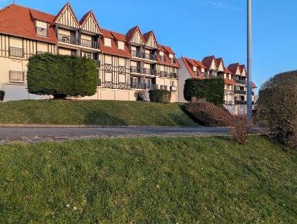 Blonville-sur-Mer Apartment | Le Panoramique, F2- vue imprenable, wifi & parking