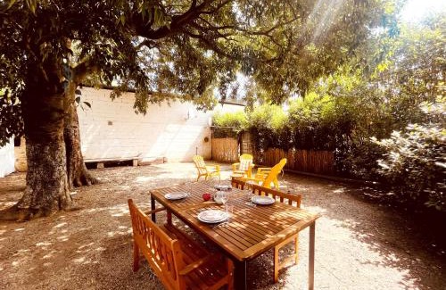 Costieres House | Le patio, jardin privatif, tennis