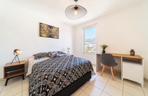 Sainte-Clotilde Centre Apartment | Le Petit Écrin - Centre & vue montagne - Wiskeys