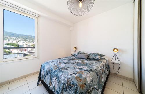 Sainte-Clotilde Centre Apartment | Le Petit Écrin - Centre & vue montagne - Wiskeys