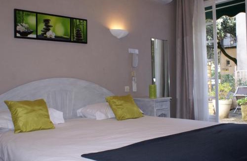 Les Angles Hotel | Le Petit Manoir Hotel Provence