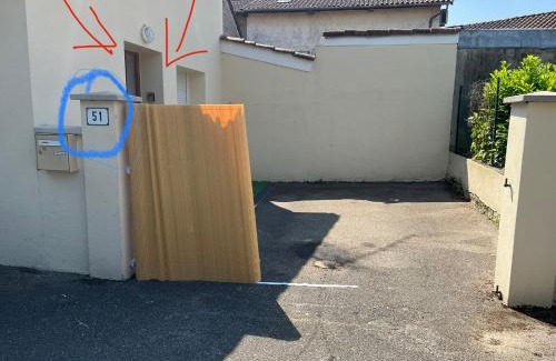 Bourg-en-Bresse Apartment | le petit prince , jolie maisonnette terrasse Netflix parking privé jeux de société
