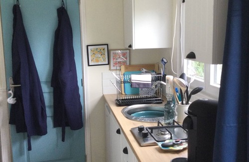 Plevin House | le petite maison bleu, mobile home in Plevin