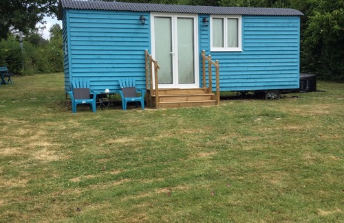Plevin House | le petite maison bleu, mobile home in Plevin