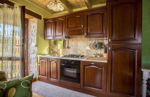 Precetto House | LE ROCCHE - Under the Castel, AMETISTA Apartment with SPA and Black River View