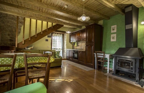 Precetto House | LE ROCCHE - Under the Castel, AMETISTA Apartment with SPA and Black River View