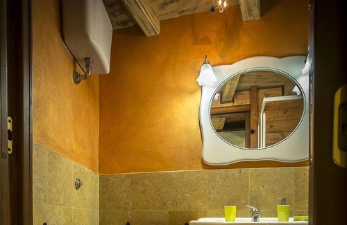 Precetto House | LE ROCCHE - Under the Castel, AMETISTA Apartment with SPA and Black River View