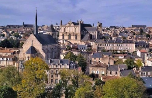 Poitiers Apartment | Le Rouge Saphir - Studio idéal pour 2 voyageurs