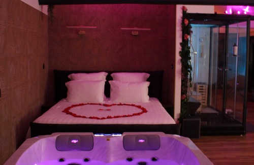 Chartres Apartment | Le Spa'Cieux Suite & Spa - Love room with spa, sauna and hammam