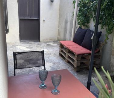 Cadereau Apartment | Le studio D'auguste- Cœur de Nîmes-chaleureux-emplacement idéal