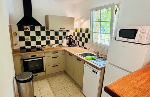 Moustiers-Sainte-Marie Condo | LE THYM house 500 meters from the village with private parking.