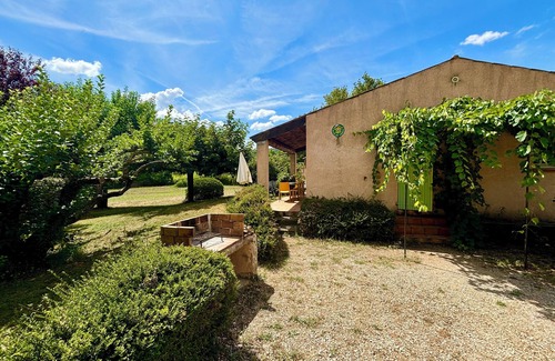 Moustiers-Sainte-Marie Condo | LE THYM house 500 meters from the village with private parking.