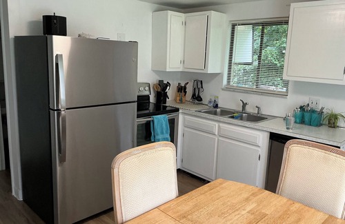 Narragansett House | Leaf Peeping Getaway! URI Visitors! Celebrate or Retreat in a Cozy, Coastal Area