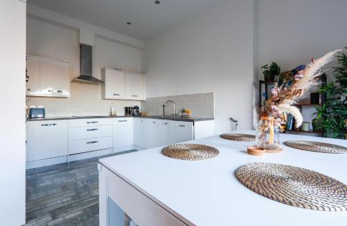 Barry Apartment | Leah Suite - Chique 2BR Apartment with Pool Table, Parking & WIFI