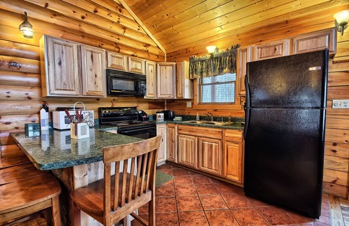Logan Cabin | Leaning Tree - Cozy Log Cabin in the Hocking Hills