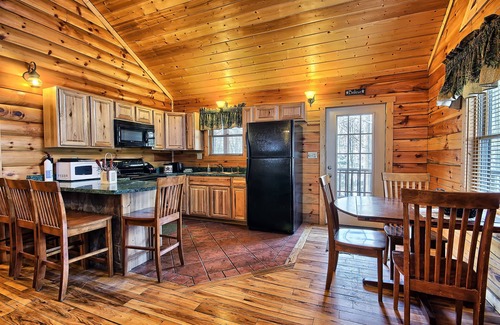 Logan Cabin | Leaning Tree - Cozy Log Cabin in the Hocking Hills