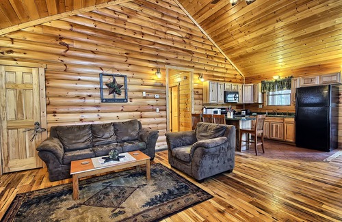 Logan Cabin | Leaning Tree - Cozy Log Cabin in the Hocking Hills